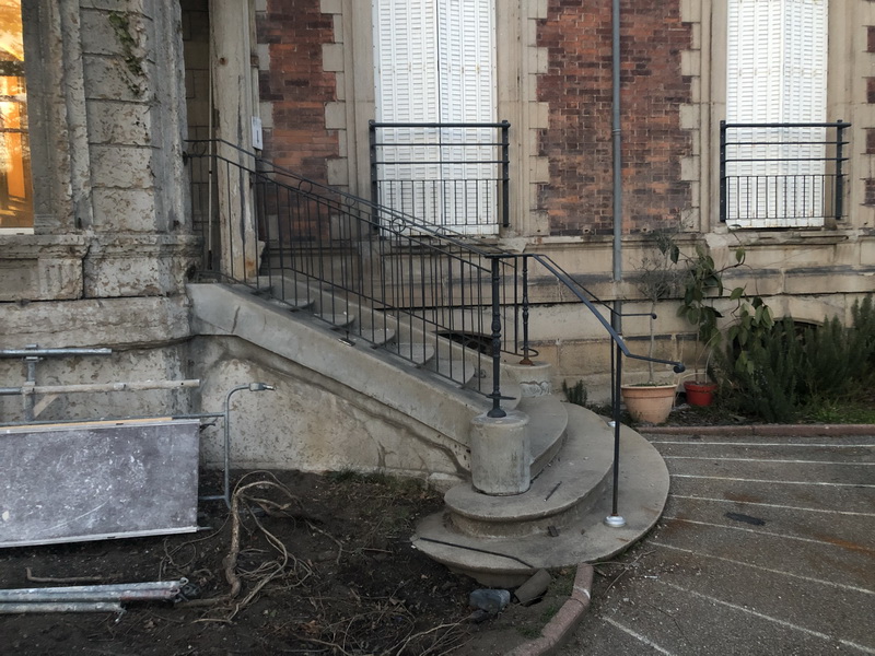 Escalier d’une entrée principale sécurisé