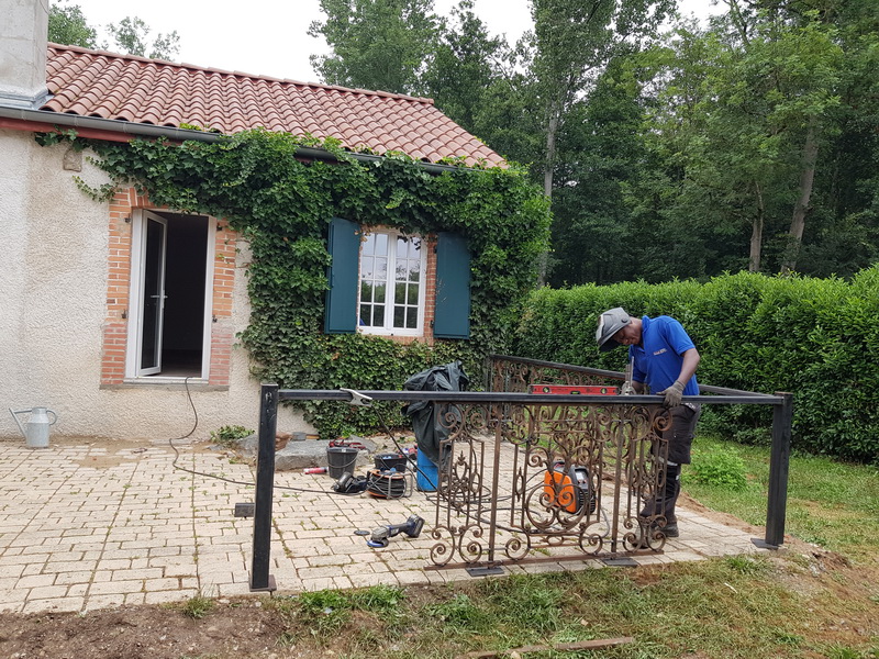 le groupe Pallay a conçu et posé une balustrade alliant fonte et acier