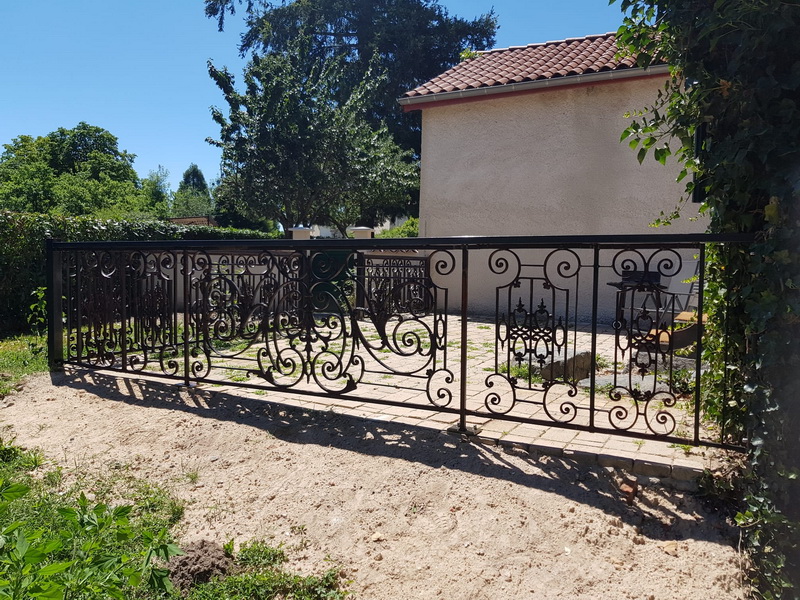 le groupe Pallay a conçu et posé une balustrade alliant fonte et acier