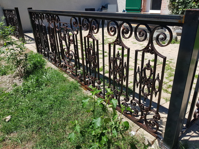 le groupe Pallay a conçu et posé une balustrade alliant fonte et acier
