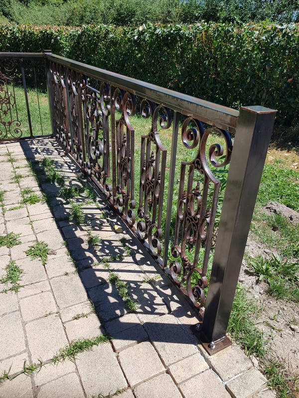 le groupe Pallay a conçu et posé une balustrade alliant fonte et acier