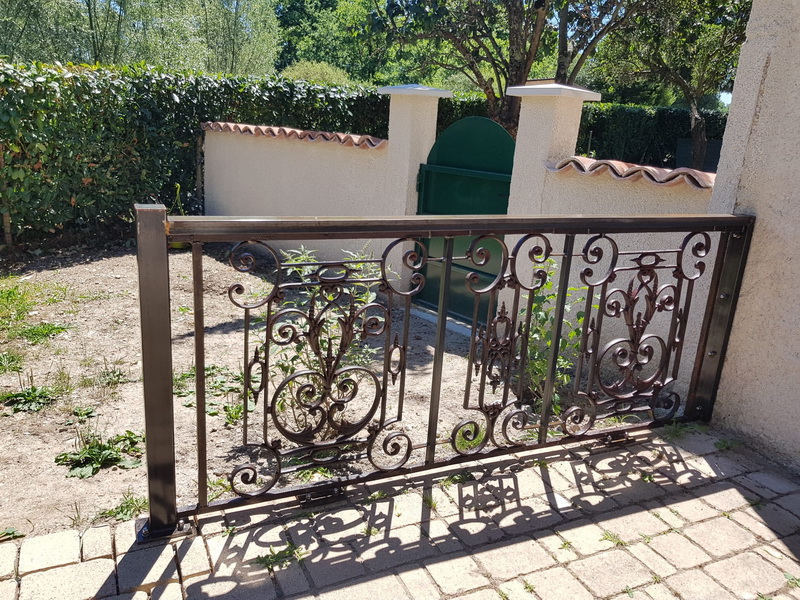 le groupe Pallay a conçu et posé une balustrade alliant fonte et acier
