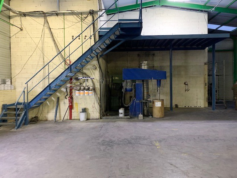 Escalier et plateforme métallique